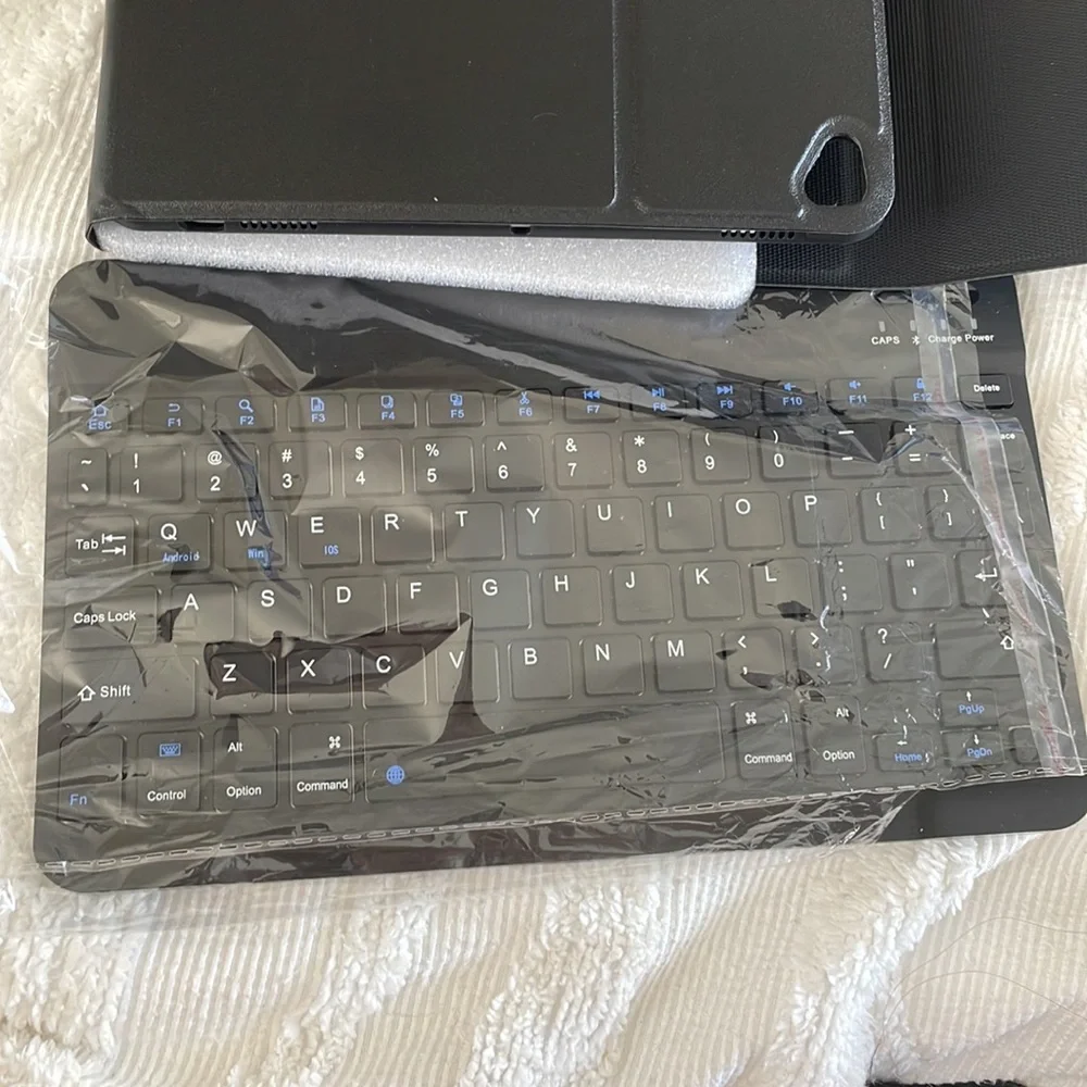 NWT Apple IPad cover case and keyboard